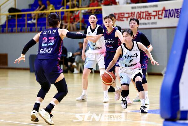 '제80회 전국남녀종별농구선수권대회' 결승전에서 이 대회 우수선수상을 받은 서대문구청의 박은서 선수가 드리블을 하고 있다. /사진=서대문구청