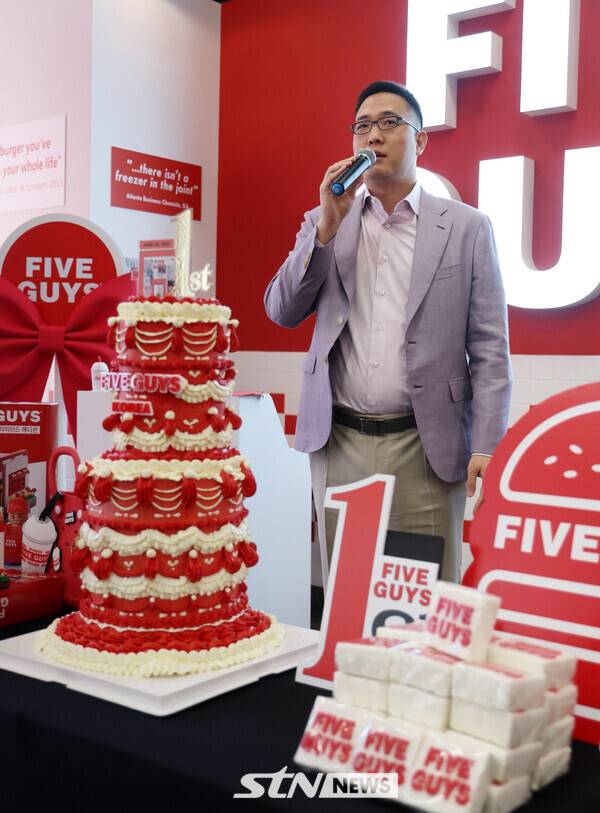 김동선 한화갤러리아 전략본부장 부사장이 지난해 6월 서울 서초구 파이브가이즈 강남에서 열린 파이브가이즈 국내 오픈 1주년 기념 행사에서 인사말을 하고 있다. /사진=뉴시스