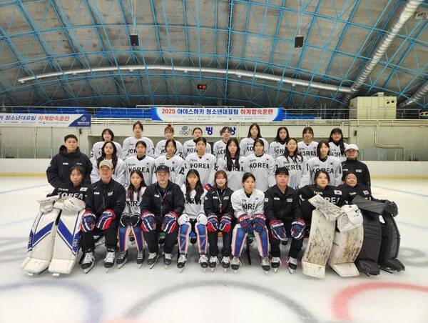한국 청소년 아이스하키 대표팀과 대만 청소년 대표팀이 광교복합체육센터에서 가진 연습경기 전 기념촬영에 포즈를 취하고 있다/ 사진= 대한아이스하키협회 제공.
