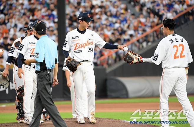 양상문 코치는 결국 볼을 들고 마운드를 찾아 선발 투수 황준서를 교체했다.