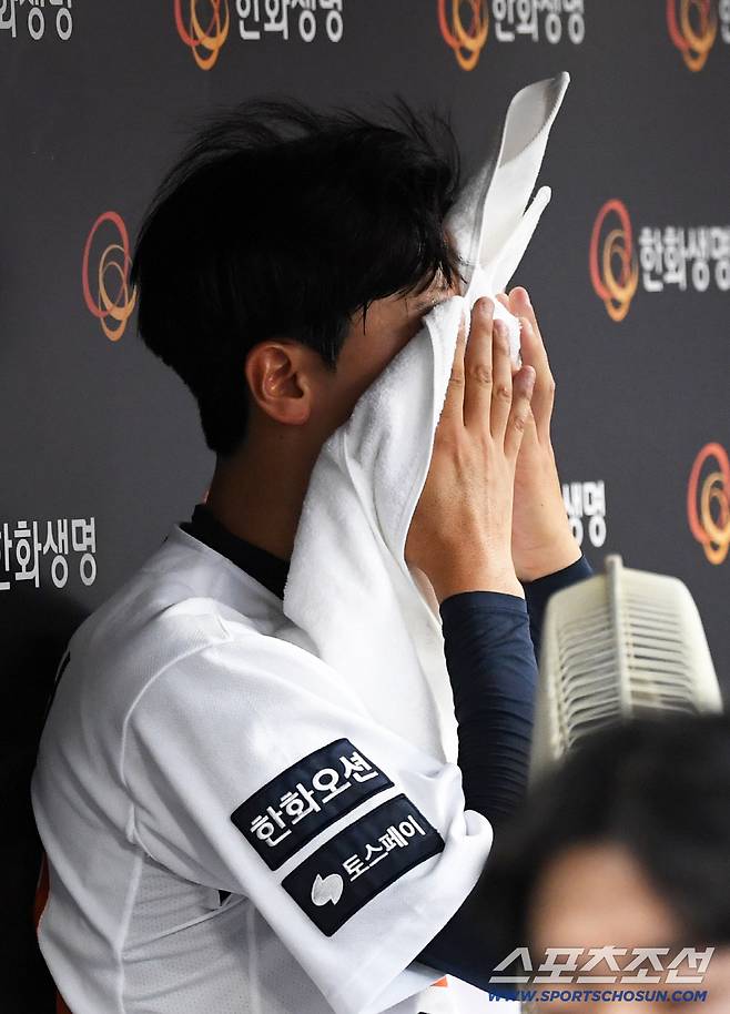 잘 던지고 싶었지만 결과가 따라주지 않자 황준서는 자책했다.