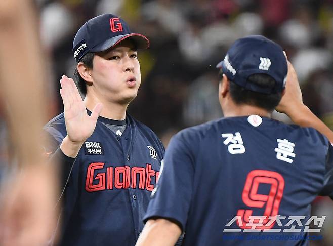 6일 광주 기아 챔피언스필드에서 열린 롯데-KIA전. 롯데가 5대2로 승리했다. 마무리 김원중이 정훈과 하이파이브하고 있다. 광주=정재근 기자 cjg@sportschosun.com/2025.7.6/