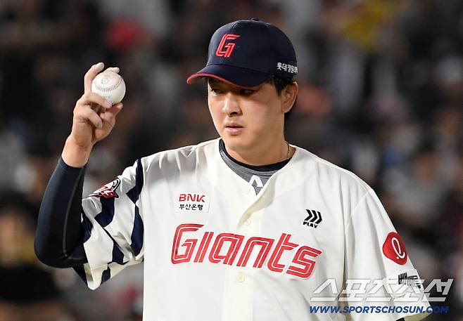 3일 부산 사직구장에서 열린 롯데 자이언츠와 LG 트윈스의 경기. 롯데 김원중이 숨을 고르고 있다. 부산=박재만 기자 pjm@sportschosun.com/2025.07.03/