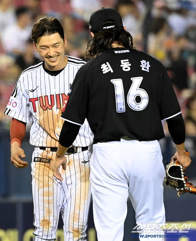 더그아웃으로 향하던 최동환과 박해민의 웃음