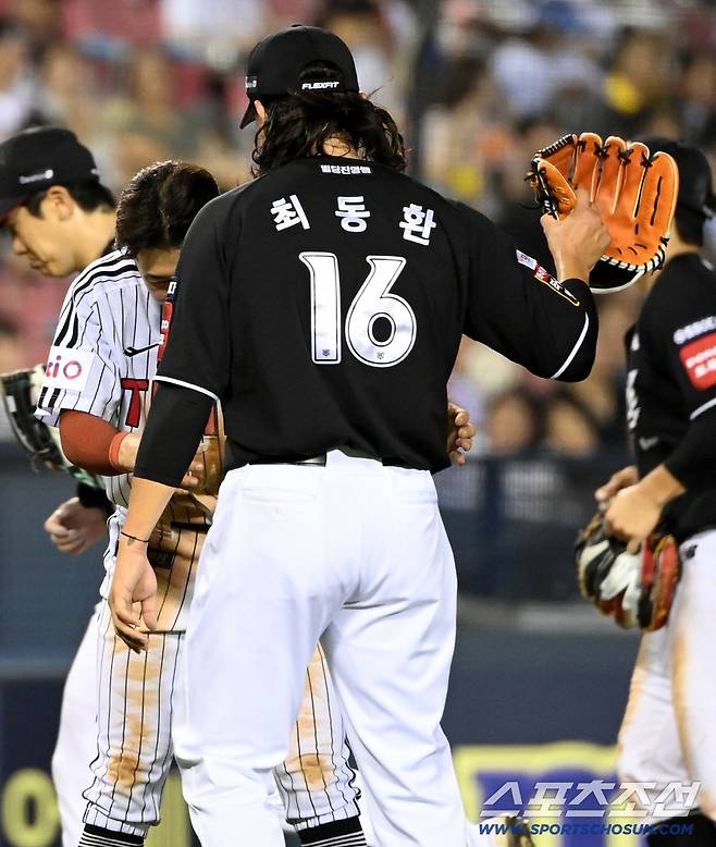 허리를 감싸는 박해민과 글러브를 들어올린 최동환