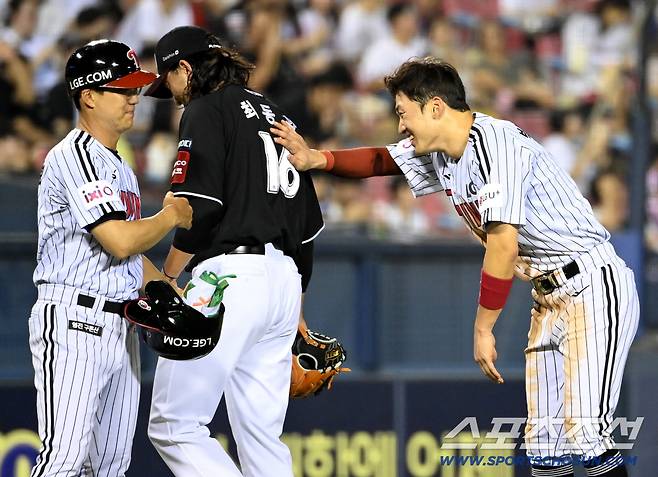 서로를 격려하는 옛 동료들의 훈훈했던 찰나