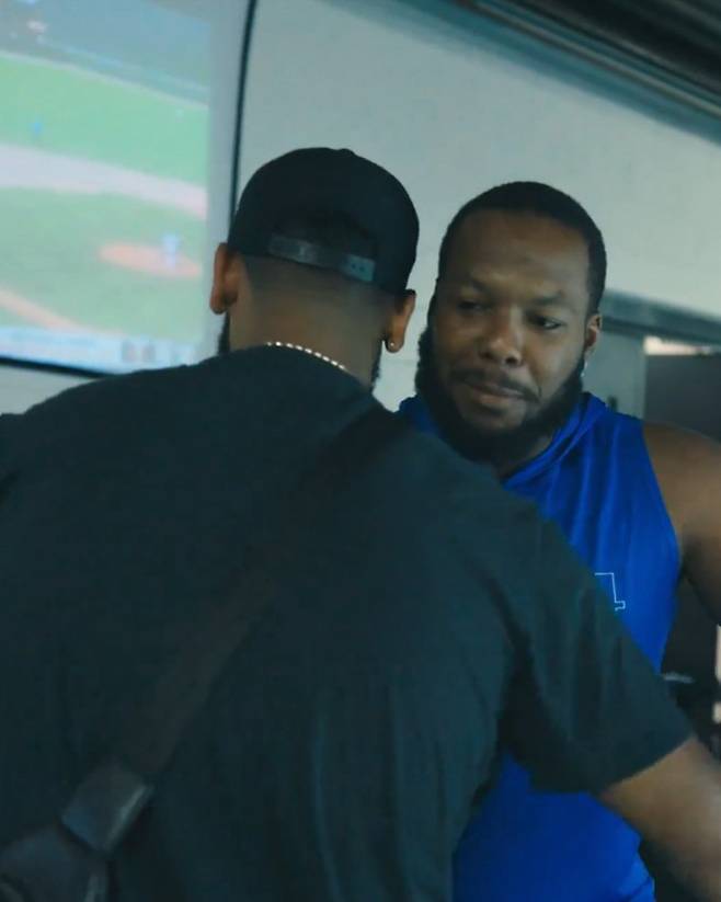 토론토 블라디미르 게레로 주니어가 더블헤더 1차전 후 트레이드가 성사돼 상대팀 볼티모어 소속이었던 세란소니 도밍게스가 복도를 통해 3루쪽 토론토 더그아웃으로 건너오자 격하게 반기고 있다. 사진=토론토 블루제이스 구단 X 계정