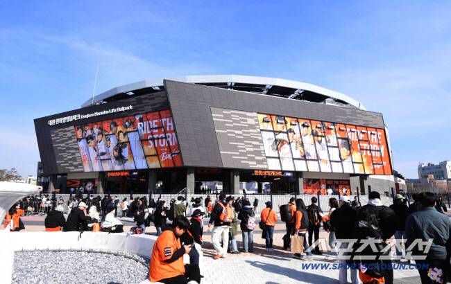17일 대전 한화생명볼파크에서 열린 KBO리그 시범경기 한화와 삼성의 경기. 신축구장 첫 오픈. 대전한화생명볼파크 찾은 야구팬들. 대전=송정헌 기자songs@sportschosun.com/2025.03.17