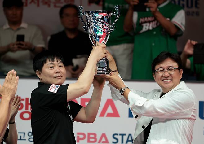 하나카드 리더 김병호(왼쪽)가 1라운드 우승 트로피를 들어올리고 있다. 오른쪽은 PBA 장상진 부총재. 사진제공=PBA