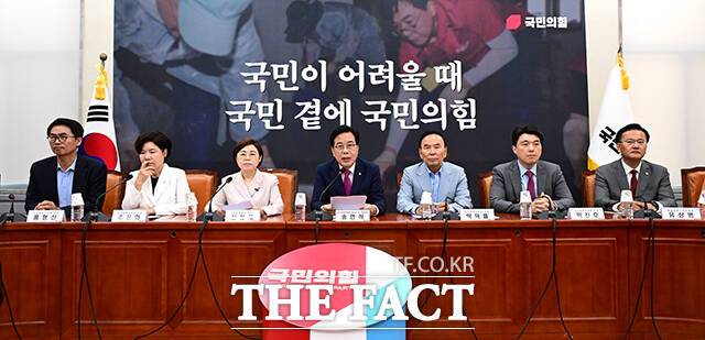정치권에서는 러닝메이트 불허가 당내 계파 갈등을 방지할 수 있는 실질적인 대안이 아니라는 지적이 나온다. 사진은 송언석 국민의힘 비상대책위원장 겸 원내대표가 28일 오전 서울 여의도 국회에서 열린 비상대책위원회의에서 모두발언을 하고 있는 모습. /남윤호 기자