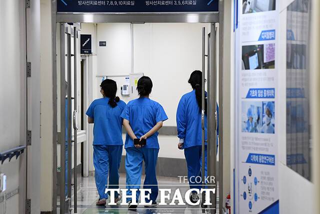 의정 갈등으로 학교를 떠났던 의대생들의 하반기 복학이 허용되면서 간호대생들이 상대적 박탈감을 느끼고 있다. 의료 대란에 업무가 가중됐던 간호사들은 "우리가 받은 상처는 누가 보듬어 주냐"면서 한목소리로 간호사 근무환경 개선, 취업난 등 문제 해결을 촉구했다. /서예원 기자