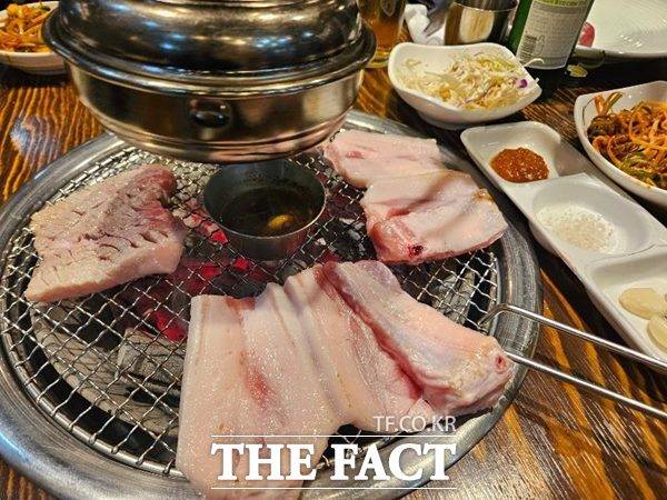 "'먹방' 영상으로 매장 홍보해 드리고, 수익금도 나눠드릴게요." 유명 개그맨들이 출연하는 영상을 보여주며 달콤한 말로 제주도 자영업자들로부터 3억5000만원을 챙긴 유튜브 채널 대표가 실형을 선고 받았다. 사진은 비계 삽결살에 이어 이번에는 장어인지 삼겹살인지 구분이 가지 않는다는 글이 올라오며 제주도내 흑돼지집들에 대한 논란이 확산되게 만들었던 모습. /출처=인터넷 커뮤니티 보배드림