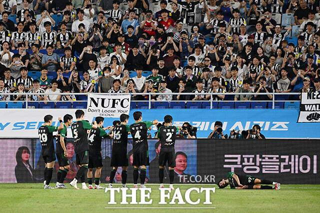 김진규(오른쪽)가 30일 오후 경기도 수원시 팔달구 수원월드컵경기장에서 열린 팀 K리그와 뉴캐슬 유나이티드의 쿠팡플레이 시리즈 1경기에서 득점 후 기뻐하고 있다. /수원월드컵경기장=남용희 기자