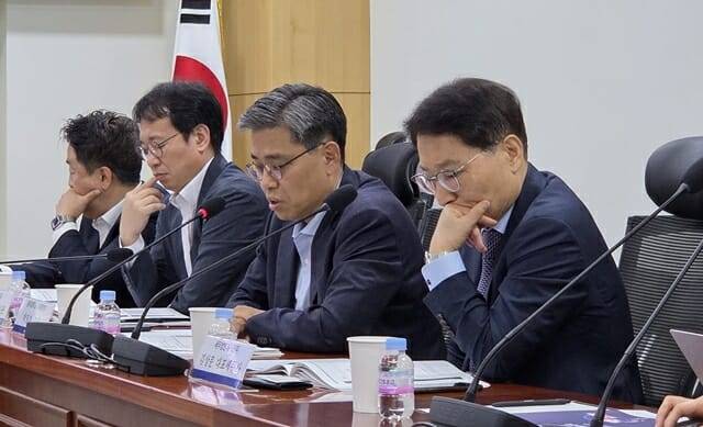 7월 30일 서울 영등포구 국회 의원회관에서 ‘리커머스 산업의 글로벌 경쟁력 확보를 위한 조세지원 전략’을 주제로 열린 토론회에서 박명호 홍익대학교 경제학부 교수가 토론을 진행하고 있다.