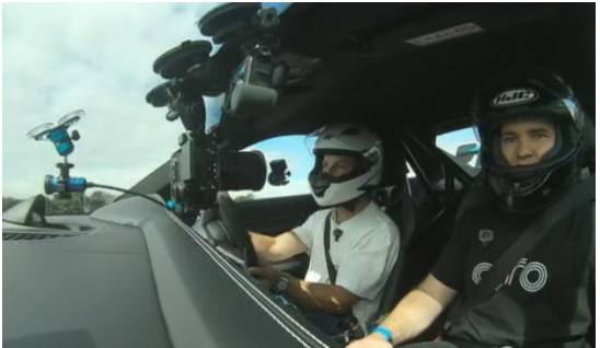 사진 : F1&nbsp;드라이버 리암 로슨(왼쪽)이 에이드로의&nbsp;AI&nbsp;기반 공력 설계 플랫폼&nbsp;AOX로 최적화된 포르쉐&nbsp;992 GT3를 직접 주행하며 성능을 검증했다&nbsp;(출처=ADRO)