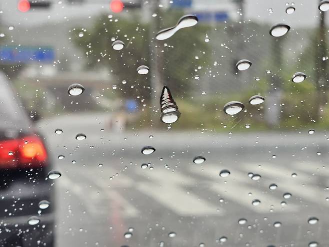 소나기 후 다시 찜통 더위… 돌풍·번개 주의 [오늘날씨]= 오늘(30일)은 전국이 대체로 맑겠으나, 서쪽지역부터 차차 구름 많아지겠다. 오후(12~18시)에 경기북동부와 강원중.북부내륙.산지에는 소나기가 내리는 곳이 있겠다. 예상 강수량은 △경기북동부 5~20mm △강원중.북부내륙.산지 5~30mm로 전망된다.소나기가 내리는 지역에서는 돌풍과 함께 천둥.번개가 치는 곳이 있겠으니, 시설물 관리와 안전사고에 유의해야겠다.한편 새벽(00시)부터 아침(09시)까지 서해안과 내륙을 중심으로 가시거리 1km 미만의 안개가 끼는 곳이 있겠다.미세먼지 농도는 서울·경기·인천·충남·충북 지역은 대체로 ‘보통’, 그 외 대부분 지역은 ‘좋음’ 수준을 보이겠다. 오늘날씨, 내일날씨, 주간날씨 예보 ⓒbnt뉴스