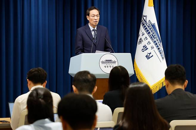 우상호 정무수석이 28일 서울 용산 대통령실에서 오는 8월 15일 광화문 광장에서 개최되는 '대통령 국민 임명식' 관련 브리핑을 하고 있다./뉴시스