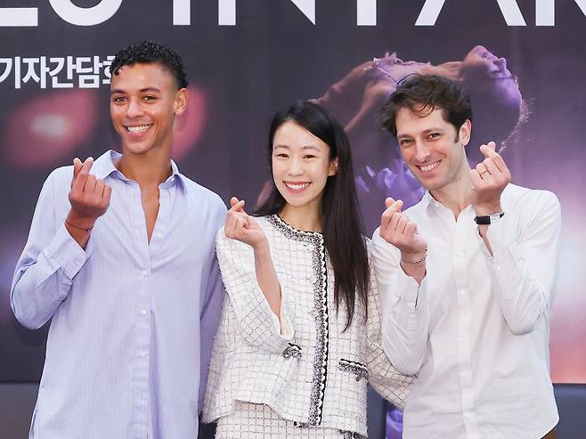 28일 오후 서울 서초구 예술의 전당에서 열린 '파리 오페라 발레 에투알 갈라 2025' 간담회에 참석한 무용수들. 왼쪽부터 에투알(수석 무용수) 기욤 디오프, 박세은, 지난 3월 에투알 자리를 내려놓은 파리 오페라 발레의 상징과 같은 발레리노 마티외 가니오. /연합뉴스