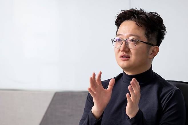 여의도 얼라인 파트너스 자산운용 사무실에서 인터뷰하고 있는 이창환 대표. 그는 “짐 로저스를 보며 투자자의 꿈을 꾸었고, 나처럼 어려운 형편에 있지만 재능이 있는 아이들을 위한 장학재단을 만들고 싶다”고 말했다. / 이신영 영상미디어 기자