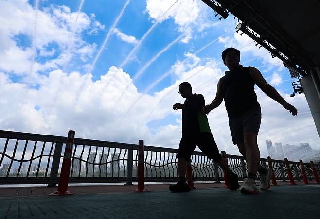 서울 서초구 잠수교에서 시민들이 무지개분수 아래로 걷고 있다. /연합뉴스