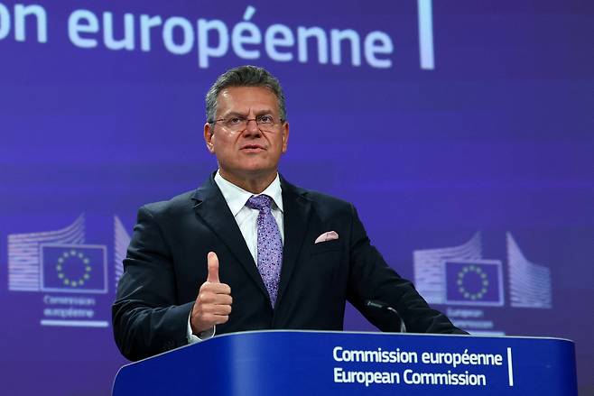 마로시 셰프코비치 EU 무역담당 대표가 28일 브뤼셀에서 EU-미국 간 무역 딜의 내용을 발표하고 있다./로이터 연합뉴스
