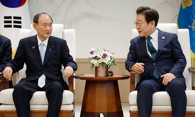 이재명 대통령이 30일 서울 용산 대통령실 청사에서 일한의원연맹 회장인 스가 요시히데 전 일본 총리를 접견하고 있다. /뉴시스