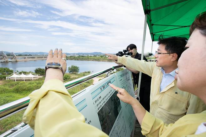 김성환 환경부 장관이 30일 광주 남구 승촌보를 찾아 운영 현황을 점검하고 있다. /환경부
