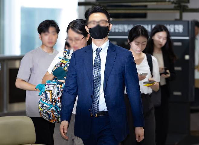 건진법사 전성배씨를 통해 김건희 여사에게 고가 선물을 전달하고 통일교의 현안을 청탁한 의혹을 받는 윤영호 전 세계평화통일가정연합(통일교) 세계본부장이 30일 오전 서울 서초구 서울중앙지방법원에서 열린 구속 전 피의자 심문(영장실질심사)에 출석하고 있다. /뉴시스