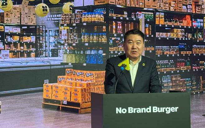 강승협 신세계푸드 대표가 지난 5월 서울 코엑스에서 열린 '노브랜드 버거 비전 발표회'에서 신규 가맹 모델을 공개하고 있다. /뉴스1