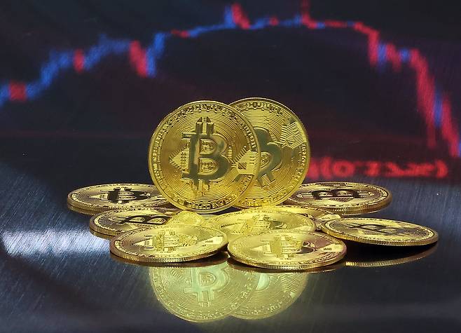 사진은 서울 강남구 서초구 빗썸라운지 강남본점에서 비트코인 모형이 놓인 바닥에 코인 시세 그래프가 비치는 모습./뉴스1