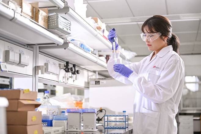 LG화학 연구원들이 제품의 물성을 테스트하고 있다. /LG화학 제공.