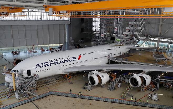 지난 2017년 유지 보수 중인 에어프랑스의 A380 / 로이터=연합뉴스