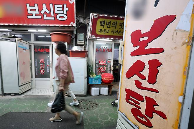 26일 서울 종로구의 한 보신탕 골목에서 시민들이 발걸음을 옮기고 있다. /뉴스1
