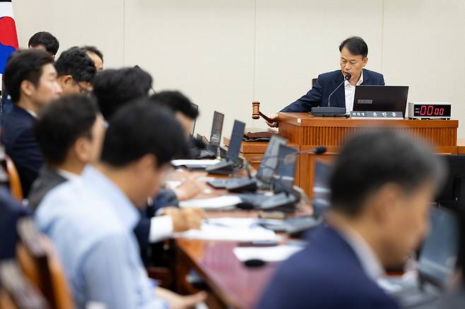 윤한홍 국회 정무위원장이 30일 서울 여의도 국회에서 열린 전체회의에서 의사봉을 두드리고 있다. /뉴스1