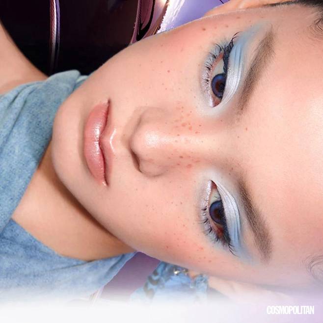 사이버틱한 메탈릭 섀도로 SF 영화 캐릭터처럼 초현실적인 뷰티 룩을 연출한 유휴의 브랜드 캠페인.