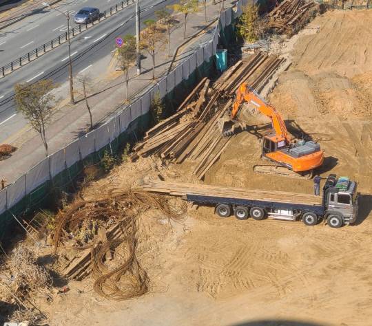 지난 2020년 11월11일 천안시 두정동 1354번지 건물해체 공사현장에서 H빔을 화물트럭에 싣고 있는 모습. A씨 제공