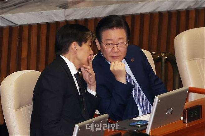 이재명 더불어민주당 대표와 조국 당시 조국혁신당 대표가 지난해 11월 28일 오후 서울 여의도 국회에서 열린 국회 본회의에서 대화를 하고 있다. ⓒ데일리안 홍금표 기자