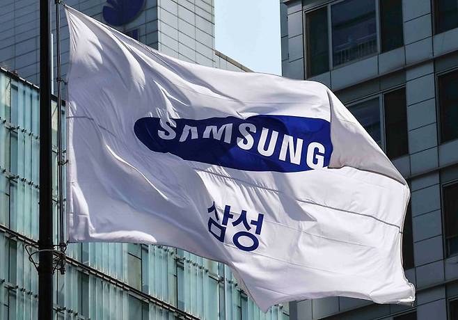서울 서초구 삼성전자 서초사옥에 설치된 삼성전자 깃발이 바람에 펄럭이고 있다(자료사진) ⓒ뉴시스