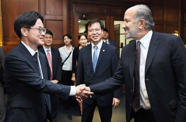 김정관(왼쪽) 산업통상자원부 장관이 지난 24일 미국 워싱턴 DC 상무부 회의실에서 하워드 러트닉 미 상무부 장관과 악수하고 있다. ⓒ 산업통상자원부/연합뉴스