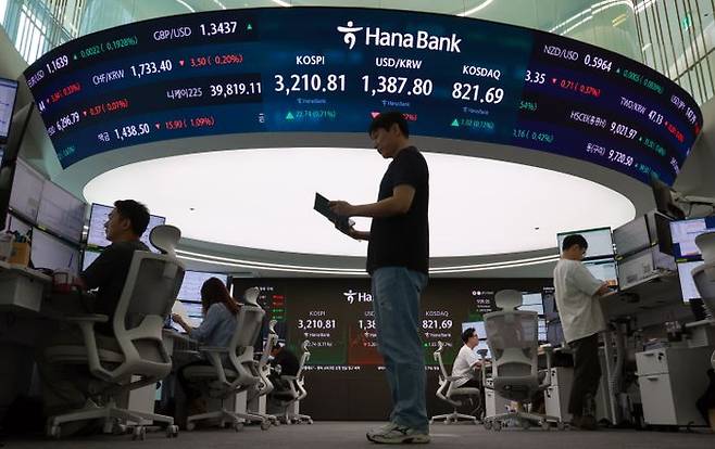 서울 중구 하나은행 본점 딜링룸에서 딜러가 업무를 보고 있다(자료사진). ⓒ연합뉴스