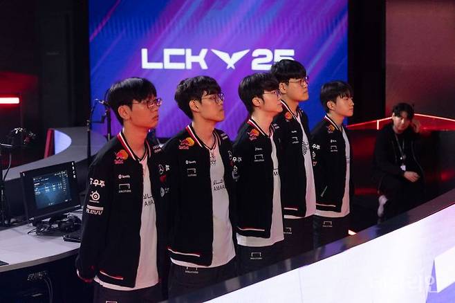T1은 30일 서울 종로구 LCK 아레나에서 열린 2025 LoL 챔피언스 코리아 정규 시즌 3라운드 경기 시작에 앞서 팬들에게 인사하고 있다. ⓒ데일리안 황지현 기자