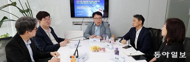 ‘기술패권의 핵심은 IP주권’. 24일 한국연구재단 주도로 동아일보에서 열린 대학 기술 사업화 혁신 체계 구축을 위한 전문가 좌담회에서 참석자들이 의견을 나누고 있다. 전영한 기자 scoopjyh@donga.com