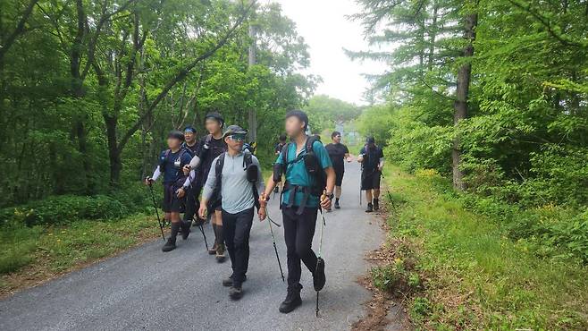 히말라야 14좌를 완등한 김미곤 산악대장(가운데)이 6호 처분 청소년들에게 말동무가 되면서 백두대간 산행을 하고 있다. 대한산악연맹 제공