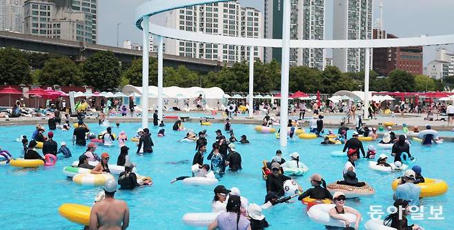 29일 서울 광진구 뚝섬한강공원 수영장이 이용객들로 북적이고 있다. 서울시는 다음 달 31일까지 뚝섬·여의도·잠원·잠실·양화·난지 한강공원에서 수영장과 물놀이장을 운영한다. 박형기 기자 oneshot@donga.com