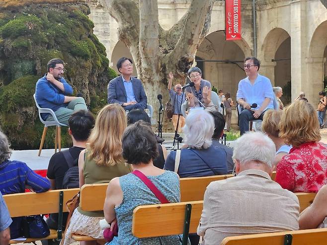 21일 프랑스 남부 아비뇽에서 열린 세계 최대 공연축제 ‘2025 아비뇽 페스티벌’에서 한국 문화를 소개하는 행사가 열리고 있다. 최석규 서울국제공연예술제 감독(오른쪽 위)은 내년 아비뇽 페스티벌에서 선보일 한국 작품들을 주최 측과 조율하는 총괄 코디네이터를 맡았다. 아비뇽 페스티벌 제공
