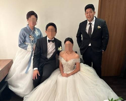미 이민당국에 구금된 김태흥씨(맨 오른쪽)가 동생의 결혼식에 참석해 찍은 사진. 미주한인봉사교육단체협의회 제공. 연합뉴스