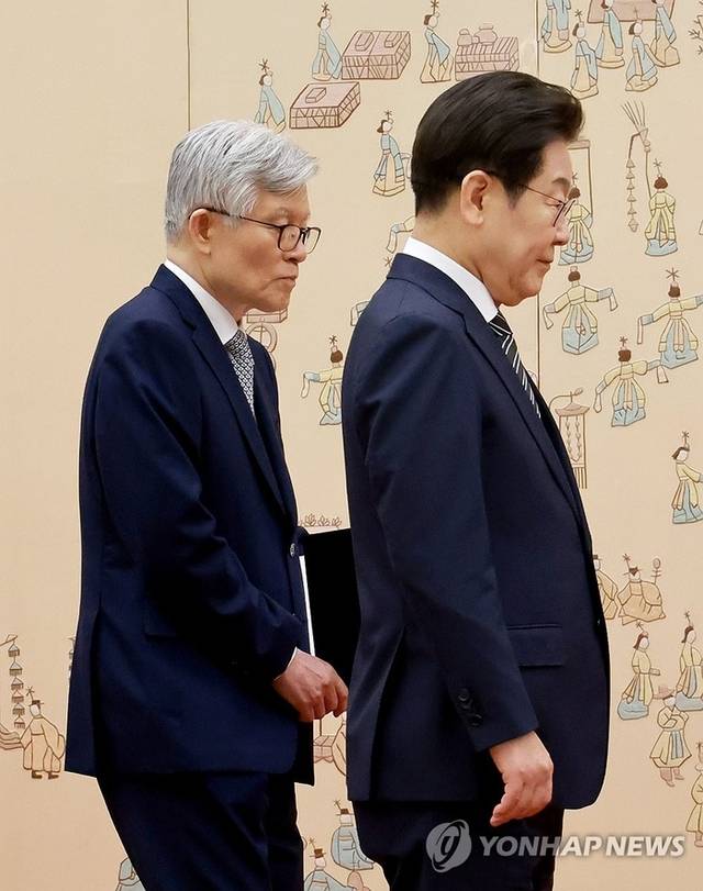이재명 대통령(오른쪽)과 최동석 인사혁신처장. [연합뉴스]