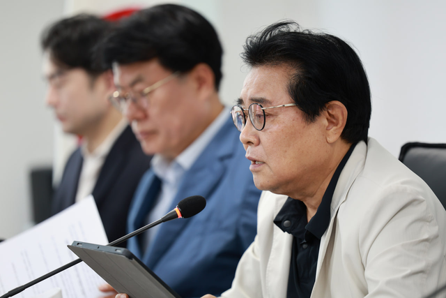 전병헌 새미래민주당 대표가 지난 7월23일 여의도 한양빌딩 새민주 당사에서 최고위원회의를 주재하며 발언하고 있다.<새미래민주당 홈페이지 사진>