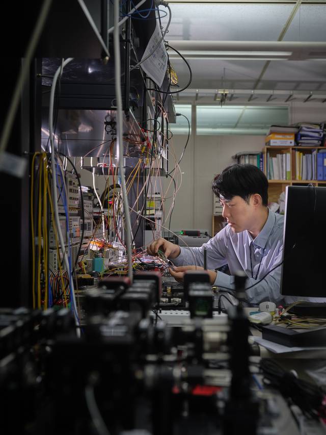 ETRI 연구진의 양자암호통신 관련 연구 모습.