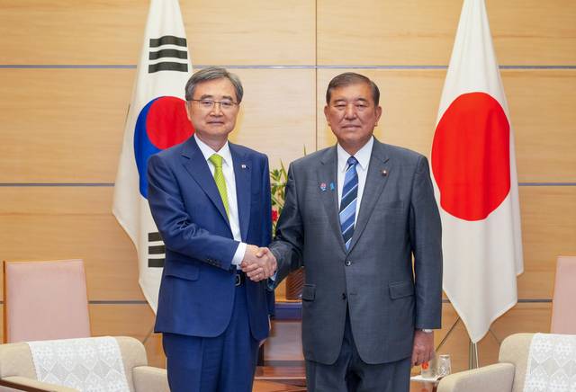 30일 도쿄 총리관저에서 조현 외교부 장관(왼쪽)이 이시바 시게루 일본 총리를 예방, 악수하며 기념촬영하고 있다.  외교부 제공 연합뉴스